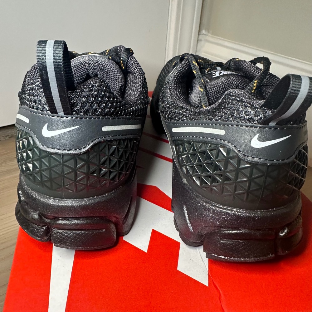 Nike Zoom Vomero 5 GG GS Dark Smoke Grey Kids Running Shoes IB3812-001 Size 5Y - Picture 5 of 8